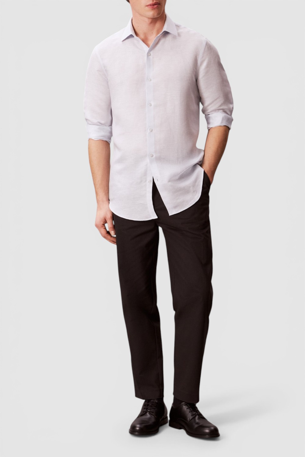 תמונת כל הלוק של חולצה מכופתרת בגזרת סלים